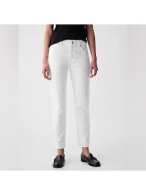 Gap White Mid Rise Girlfriend Jeans
Size 8 Tall